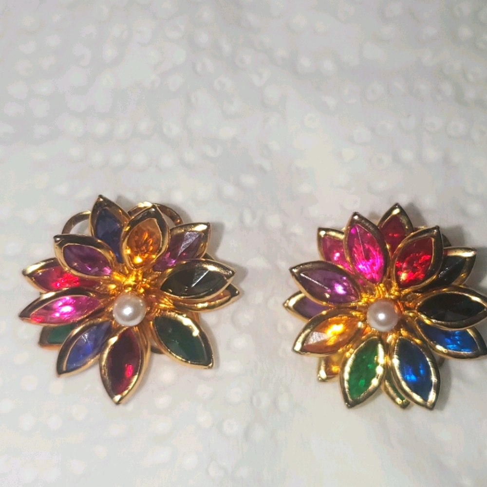 SALE!!!!VINTAGE CLIP ON GOLDEN FLOWER 🌼 EARRINGS.